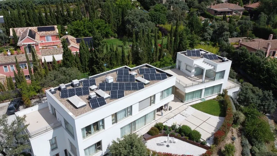 Instalación de placas solares llave en mano de Lumio